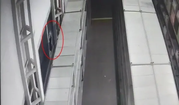 kocaelide-2-milyonluk-soygun-cep-telefonlarini-boyle-caldilar-1664371592566.jpg Kocaeli’de 2 milyonluk soygun! Cep telefonlarını böyle çaldılar - 2