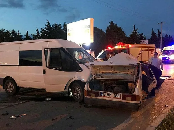 1682453244305.jpeg Burdur'da korkunç kaza! Kontrolsüz şekilde yola çıktı ikiye ayrıldı: 1 ölü, 3 yaralı - 1
