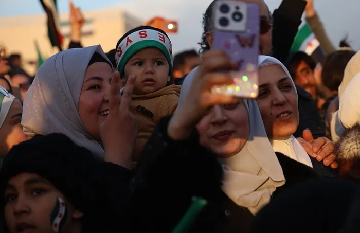 suriyede-yeni-yonetimin-isleyisi-nasil-olacak-hts-yetkililerinden-bir-bir-aciklama-1735027925683.jpg Syrian Relierf yardım kuruluşunun Şam'da verdiği konserde muhaliflerin zaferini kutlayan ve poz veren Suriyeli kadınlar (AA)