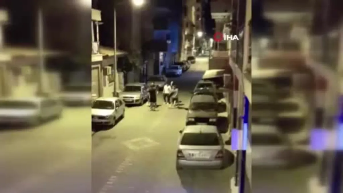 Gençler tekme yumruk birbirine girdi