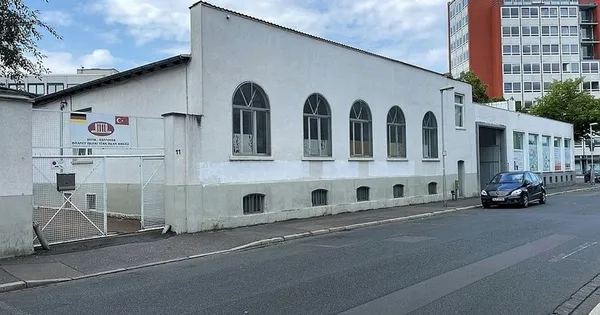 Almanya’da cami duvarına terör örgütü PKK yandaşlarınca yazı yazıldı