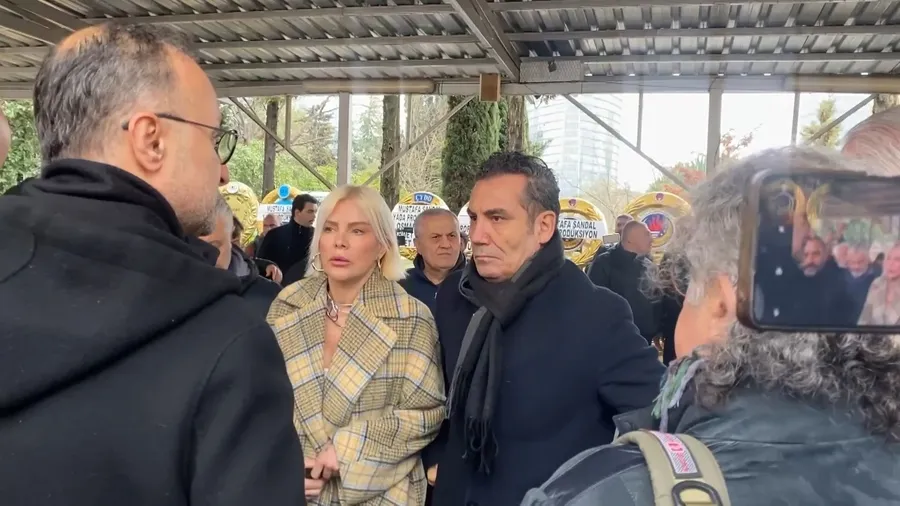 erol-kose-son-yolculuguna-ugurlandi-cenazemi-ona-emanet-edin-demisti-1774367198356.jpg Erol Köse son yolculuğuna uğurlandı! "Cenazemi ona emanet edin" demişti - 5