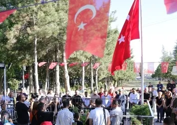 Kahraman şehitlerin kabrine vefa akını! Vatandaşlar dualarını eksik etmedi
