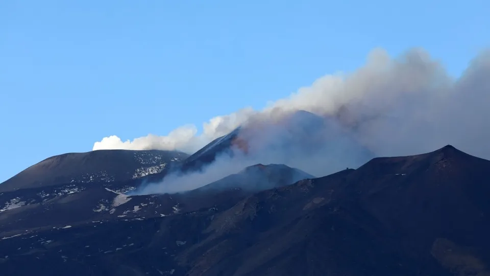 İtalya'da Etna Yanardağı yeniden kül ve lav püskürttü
