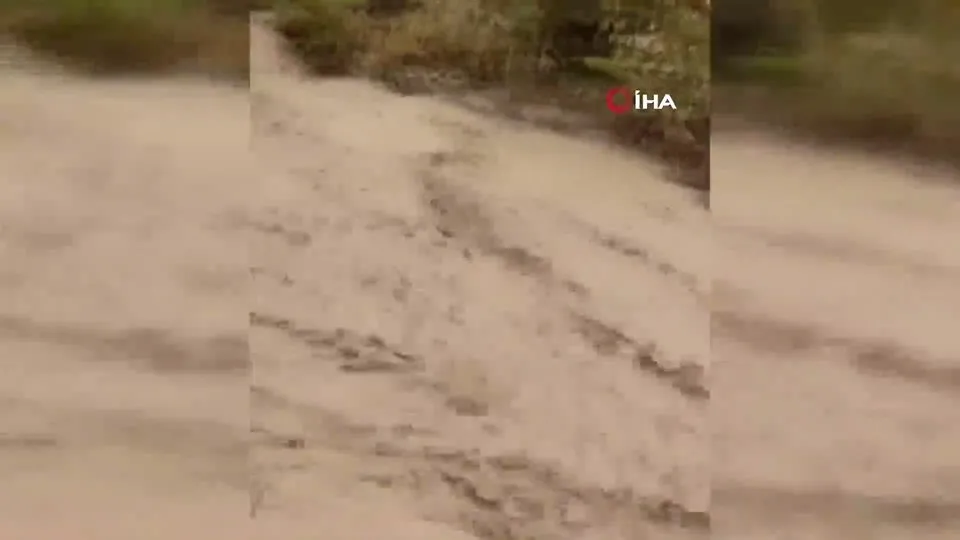 Elazığ’da sağanak yağış sele neden oldu! O anlar kameralara yansıdı
