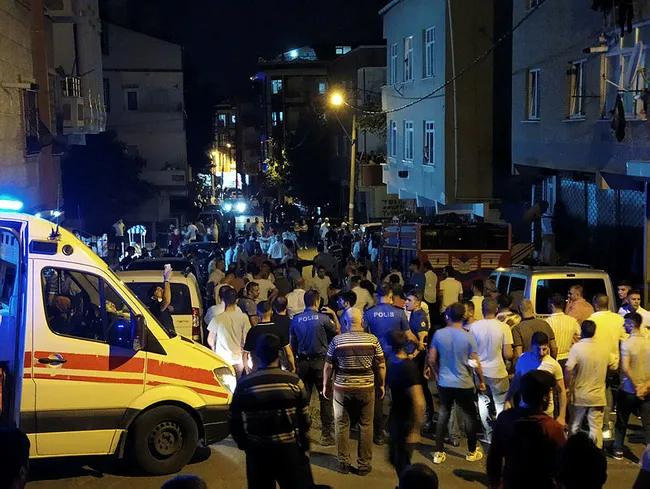 İstanbul’da ortalık fena karıştı! Kızlarının kaçtığı ailenin evini bastılar - 1