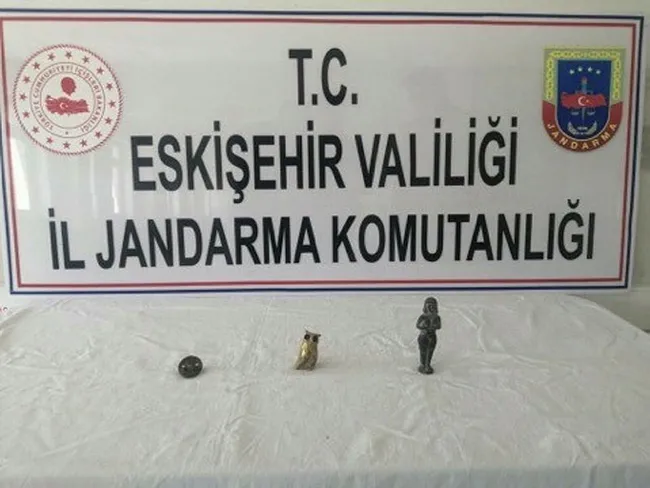 Eskişehir’de tarihi eserleri satmak isteyen 4 kişi jandarmaya yakalandı