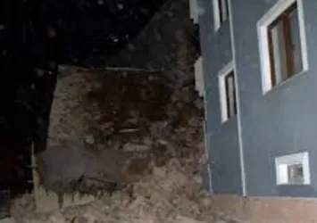 Şişli’de istinat duvarı çöktü! Bina boşaltıldı