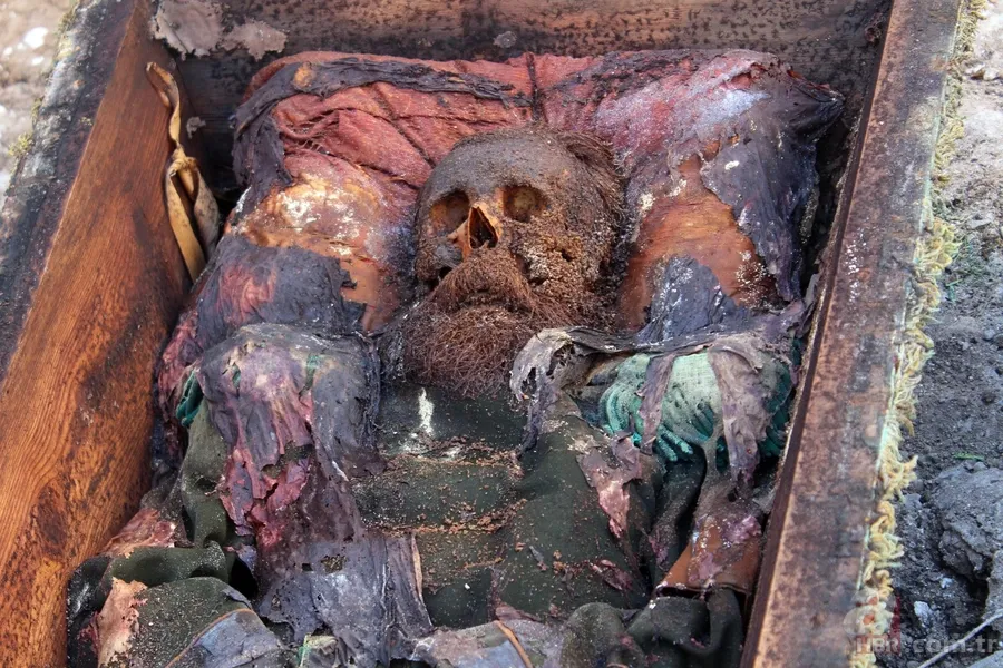 Rus komutana ait mezarın sırrı ortaya çıktı 10