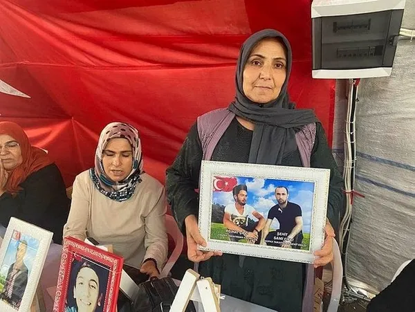 Evlat nöbeti tutan ailelerden CHP Lideri Kemal Kılıçdaroğlu’na afiş tepkisi: Anneleri görmüyor ama PKK ile barışıyor - 3