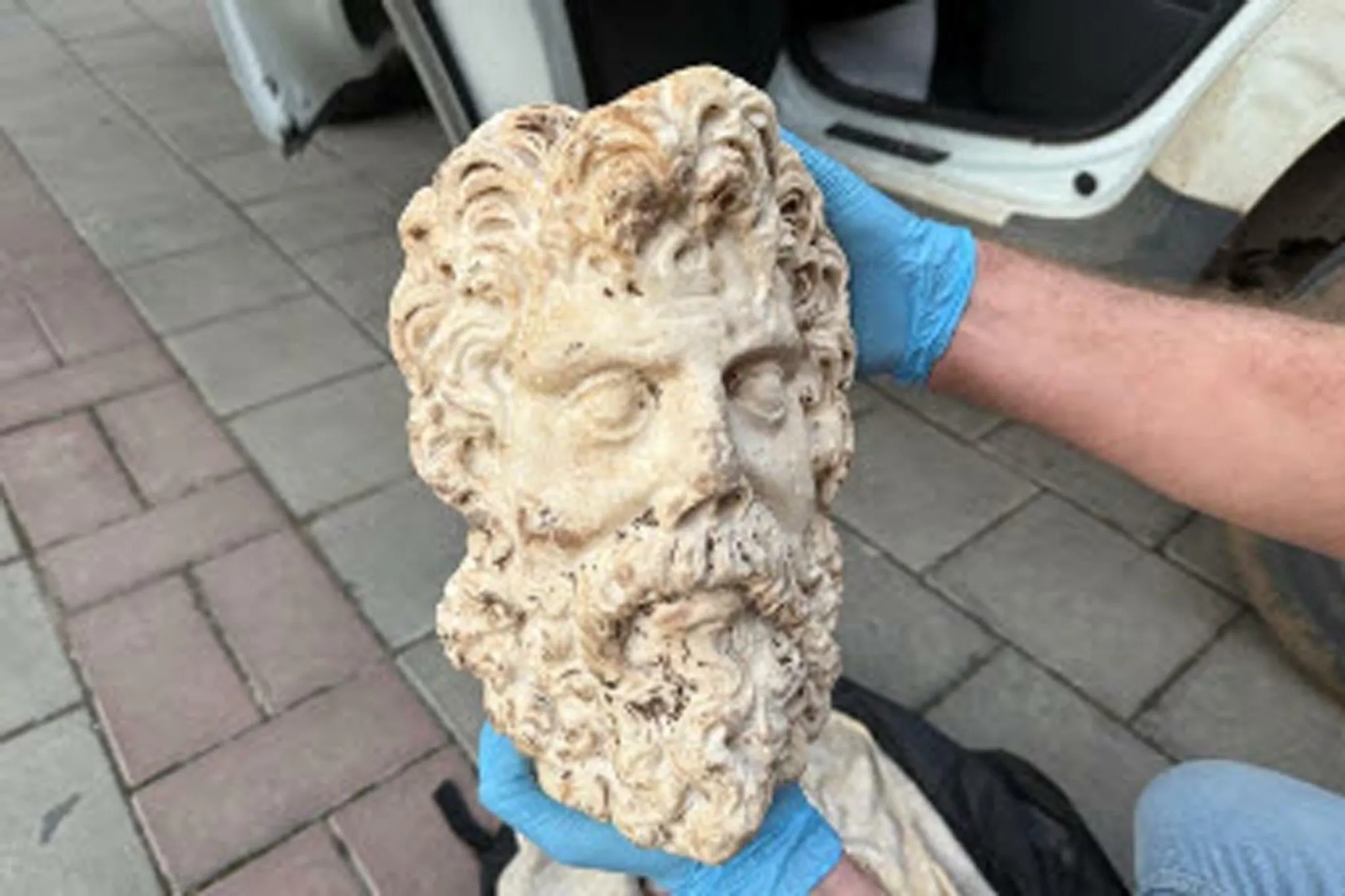 İzmir'de 2 bin yıllık Zeus heykeli ele geçirildi: 3 şüpheli gözaltında