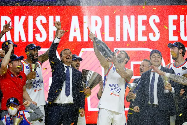 Anadolu Efes Euroleague şampiyonu oldu! Helal olsun çocuklar!