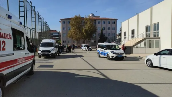 lisede-beden-ogretmeninin-cesedi-bulundu-okul-bosaltildi-1636462660115.jpg Lisede beden öğretmeninin cesedi bulundu! Okul boşaltıldı - 3