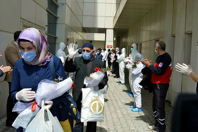 Van'da Kovid-19 tedavisi gören aynı aileden 10 kişi alkışlarla taburcu oldu - 3