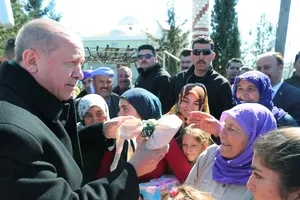 Başkan Erdoğan kadınlarla sohbet edip hediye verdi