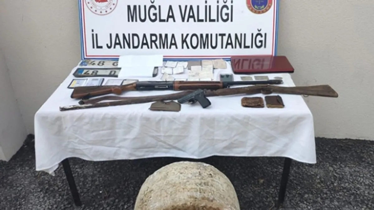 Asırlık 2 Kur'an-ı Kerim'i satmaya çalışırken yakalandılar