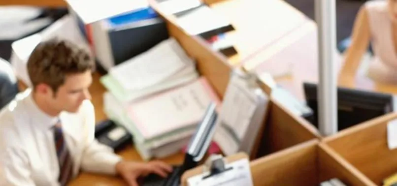 Mesai saati içinde kapısını kilitleyen memura şok