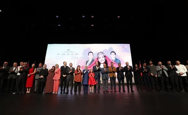 Emine Erdoğan Aybüke; Öğretmen Oldum Ben! filminin galasına katıldı: Aybüke kızımızı ve tüm şehit öğretmenlerimizi rahmetle, minnetle anıyoruz