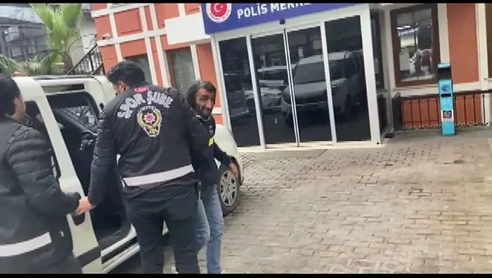 trabzonspor-bayragini-indirmeye-calisan-rambo-okan-gozaltina-alindi-1651591318255.jpg Trabzonspor bayrağını indirmeye çalışan Rambo Okan gözaltına alındı - 3