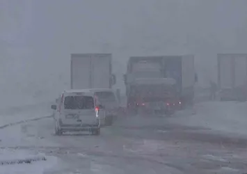 Sürpriz kar yolda bıraktı