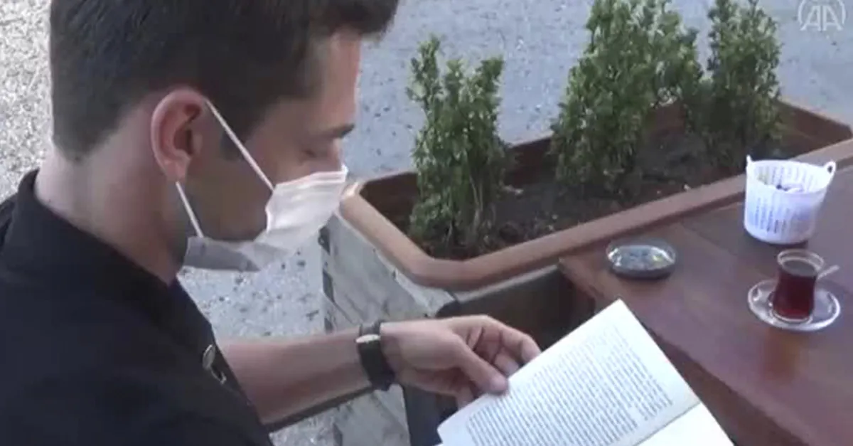 Kitap okuyana çay bedava