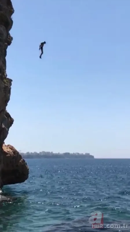 Herkes öldü sandı! 40 metre yükseklikten denize atlayan genç paniğe neden oldu 1