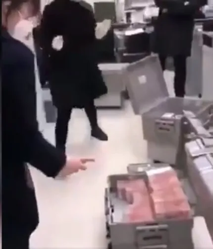 paraya-koronavirus-bulasti-kagit-paralar-dezenfekte-ediliyor-1581867778017.jpg Paraya koronavirüs bulaştı! Kağıt paralar dezenfekte ediliyor! - 1