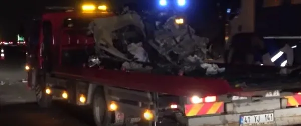 istanbul-yolunda-feci-kaza-otomobille-tira-arkadan-carptilar-3-kisi-olay-yerinde-hayatini-kaybetti-1669062356783.jpg İstanbul yolunda feci kaza! Otomobille TIR'a arkadan çarptılar! 3 kişi olay yerinde hayatını kaybetti - 6