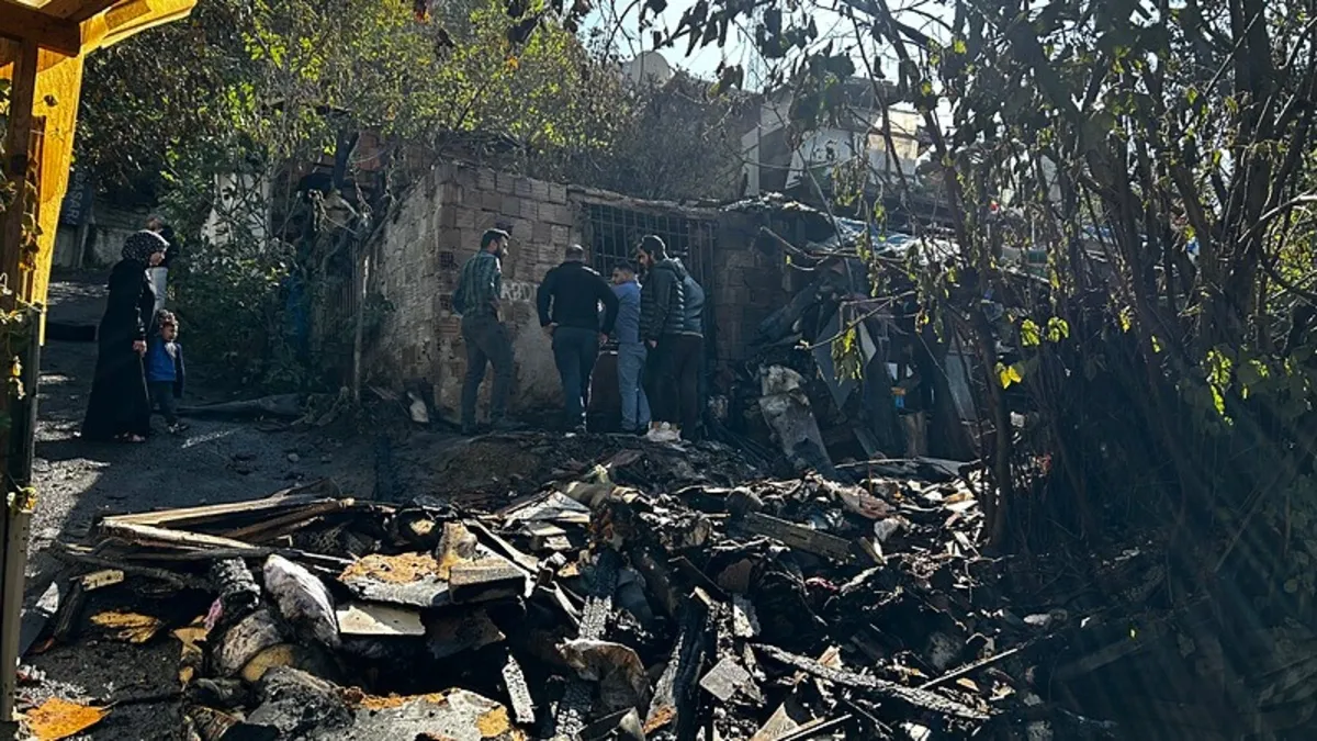 Eyüpsultan'da gecekondu alevlere teslim oldu