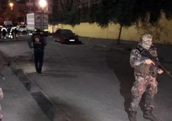 Bağcılar'da okul önünde silahlı çatışma