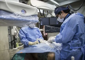 9 yaşındaki çocuk babasının böbreğiyle yaşama tutundu