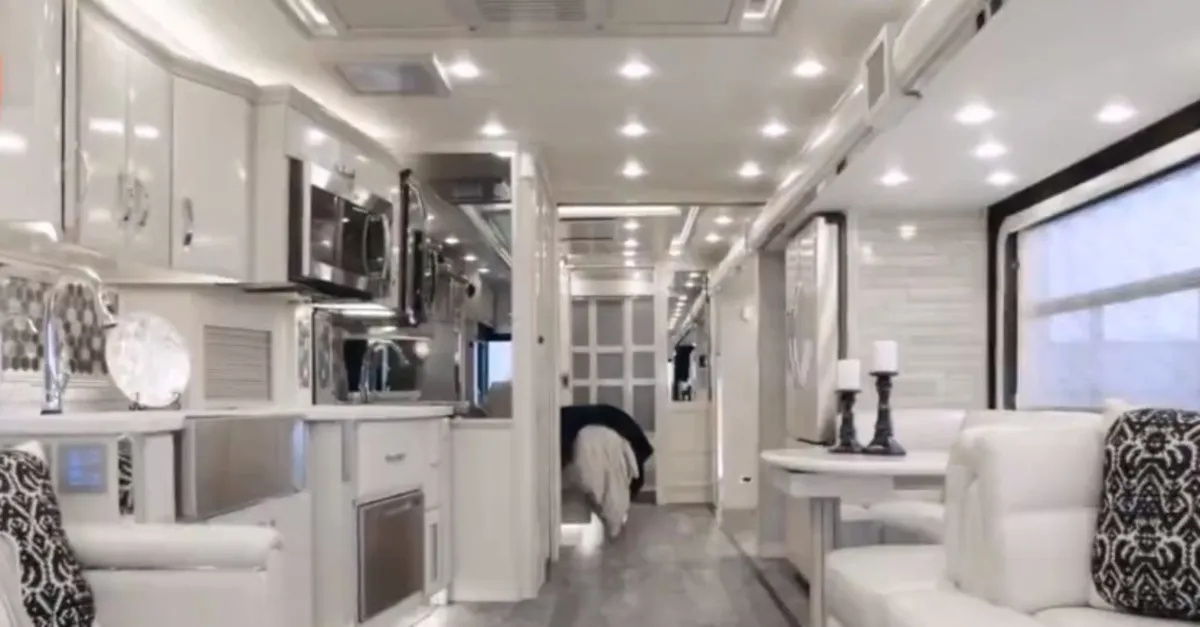 Koronavirüs karavan satışlarını patlattı! Genç çift kendileri üretti