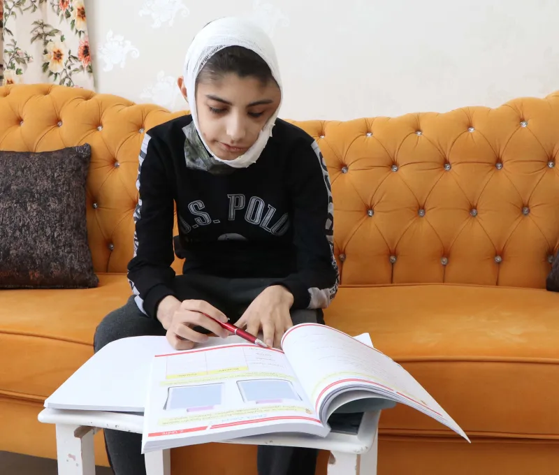 Çenesinin altına kadar indi! Yüzündeki yara her geçen gün büyüyor