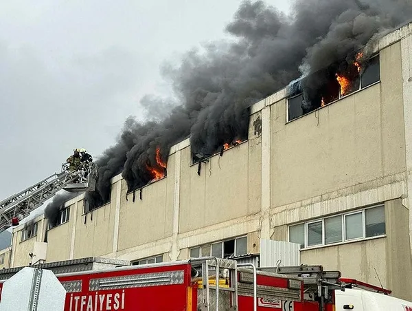 1702724405617.jpeg Bursa'da fabrika yangını! Alevler binayı sardı - 1