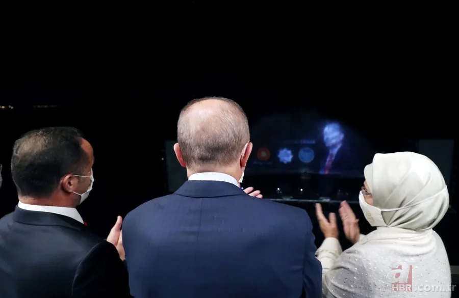 Başkan Erdoğan, Ahlat'taki etkinliklere katılan sanatçı ve gençlerle yemekte bir araya geldi 6