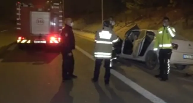 İzmir'de otomobil ekmek kamyonuna çarpıp 300 metre savruldu! - 1