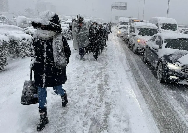 İstanbul'da beklenen kar başladı