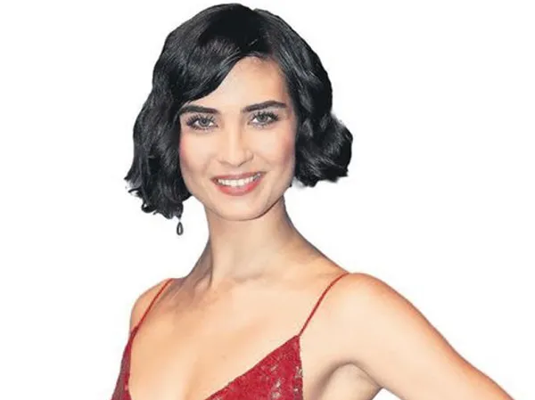 Tuba Büyüküstün'e ikiz kardeş geldi! - 1