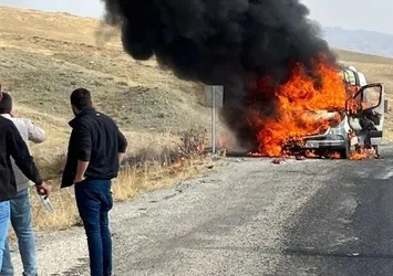 Van'da seyir halindeki minibüs alev aldı!
