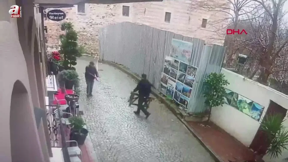 Fatih’te toprak kayması sonucu yol çöktü