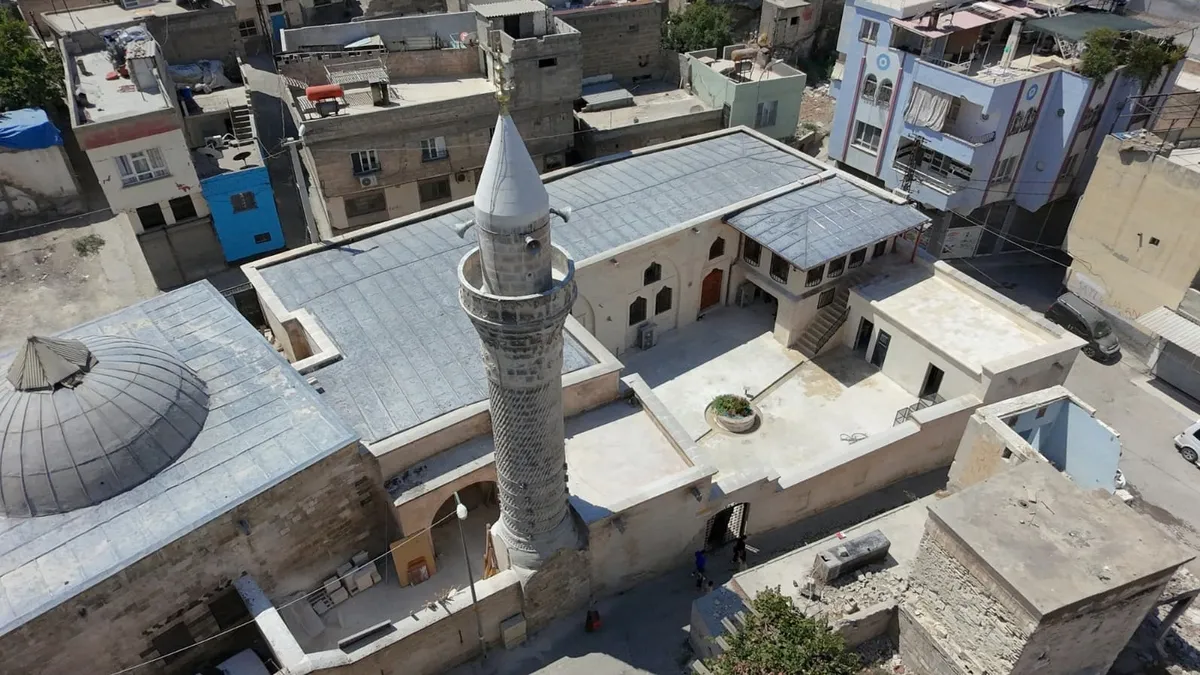 Depremde hasar gören iki tarihi cami Mevlid Kandili’nde yeniden ibadete açılıyor