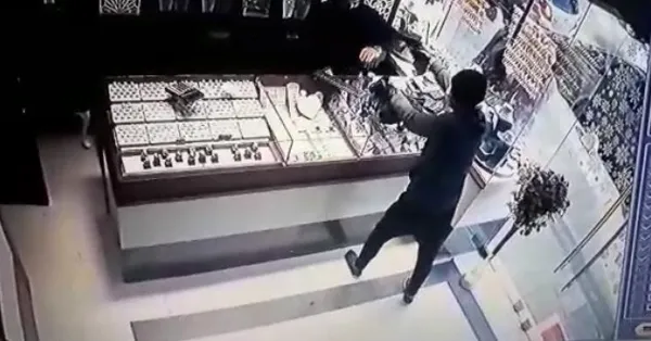 SON DAKİKA | İstanbul Çekmeköy’deki kuyumcu soygunun görüntüleri ortaya çıktı | Video haber... - 1