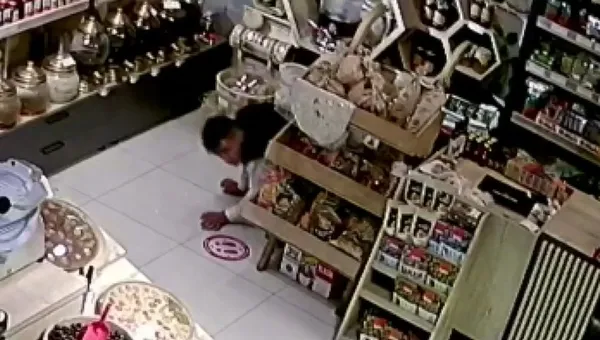 sancaktepede-hirsizin-yuruyerek-girdigi-dukkandan-surunerek-ciktigi-anlar-kamerada-1656170097132.jpg Sancaktepe’de hırsızın yürüyerek girdiği dükkandan sürünerek çıktığı anlar kamerada - 1