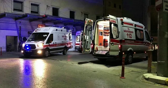 Sakarya’da hareketli gece! Yemekten zehirlenen 11 kişi hastanelik oldu - 1
