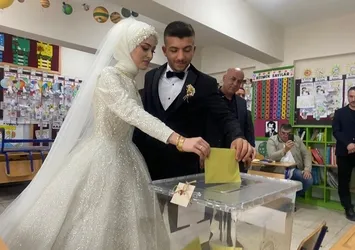 Gelin ve damatlar önce sandığa sonra düğüne gitti! İşte o renkli görüntüler