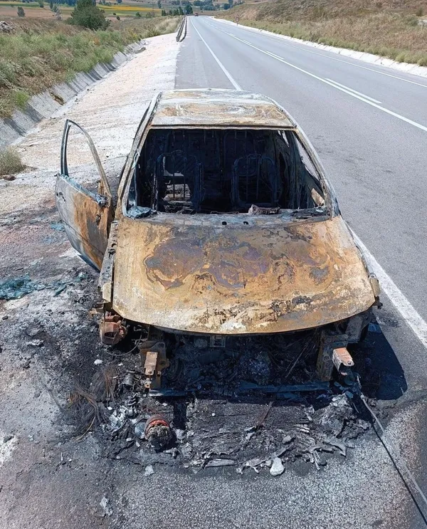bilecikte-arac-alev-topuna-dondu-seyir-halinde-yanan-otomobil-hurdaya-dondu-1658475790140.jpg Bilecik’te araç alev topuna döndü! Seyir halinde yanan otomobil hurdaya döndü - 2