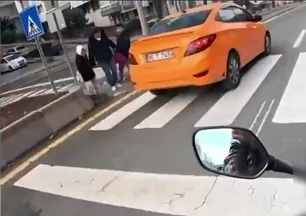 Anne ve çocukları ölümden döndü! Trafik magandalarına gereği yapıldı