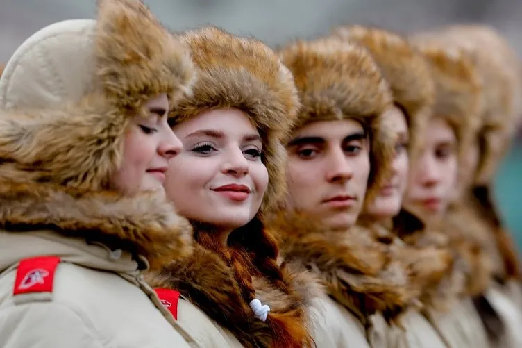 Rusya’dan renkli görüntüler! ’Sovyet askerleri’ Kızıl Meydan’da...