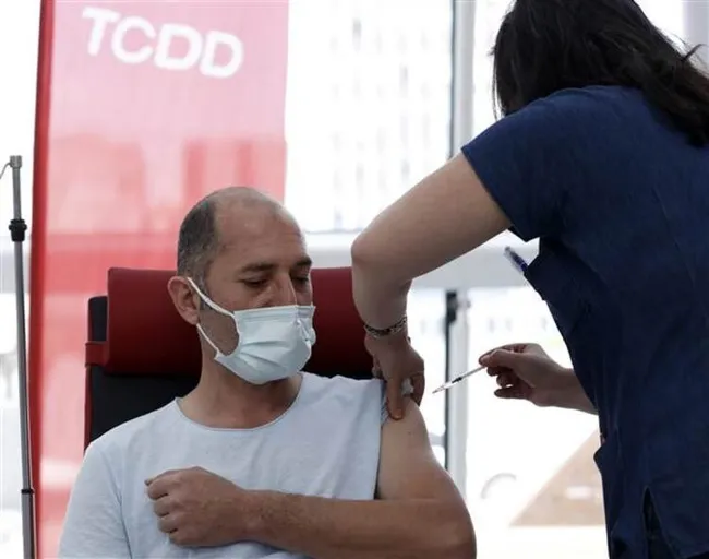 Koronavirüs aşısı vatandaşın ayağına gidiyor! Tren garında aşı uygulama merkezi açıldı