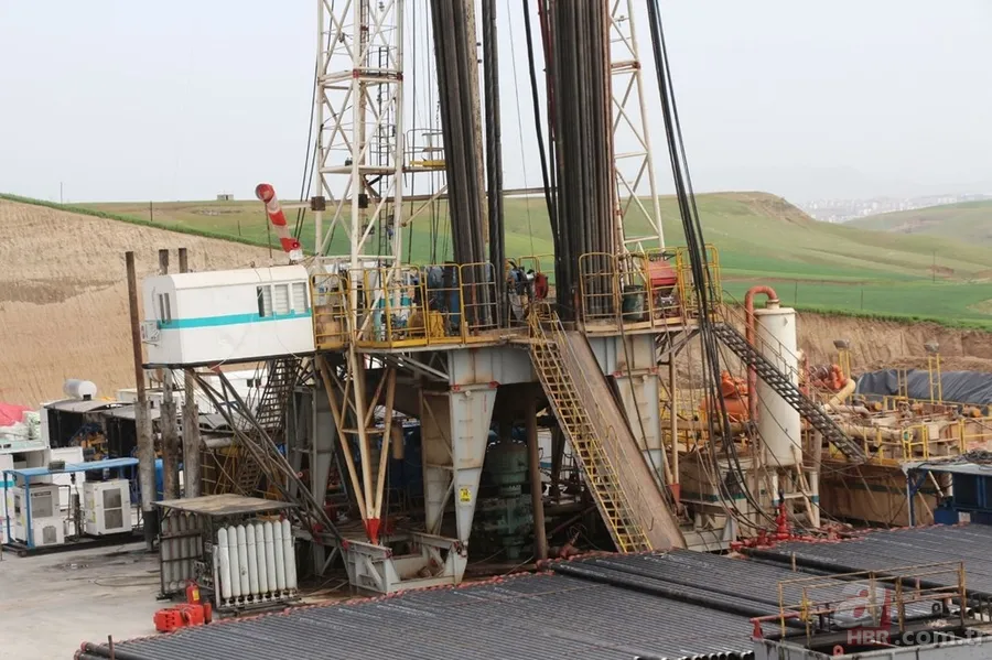 Diyarbakır'da petrol müjdesi bölge halkını sevindirdi: "Buğday, arpa ektiğimiz yerden fışkırdı" 8